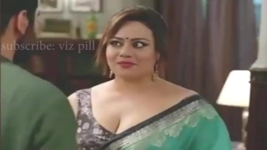 Aunty Show Her Cleavage